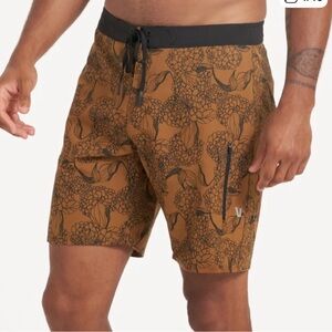 Vuori Infinity Board Short in Caramel Hydrangea Size 33